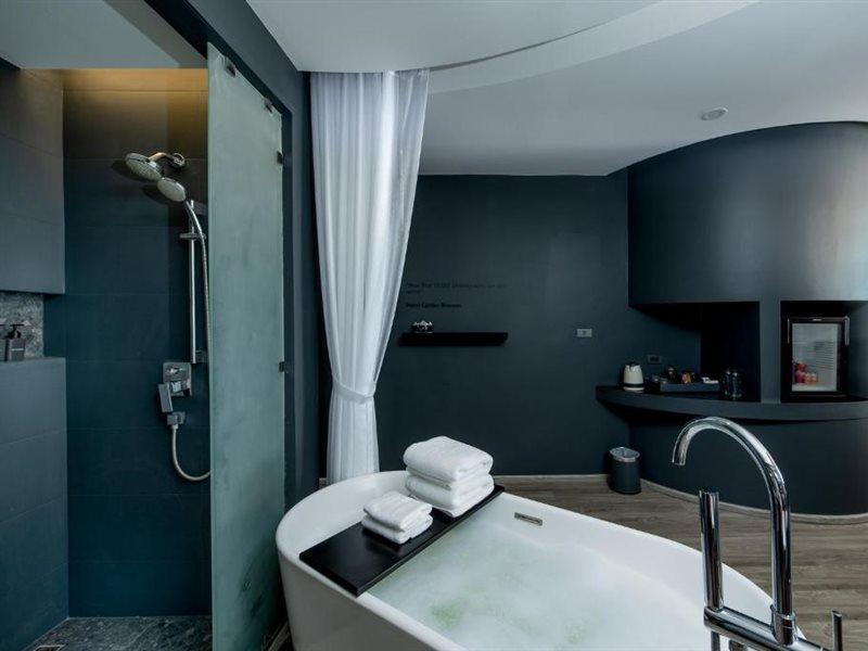 Foto Hotel Phuket Beachfront Dış mekan fotoğraf Bathroom
