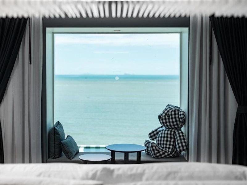 Foto Hotel Phuket Beachfront Dış mekan fotoğraf A room at the hotel