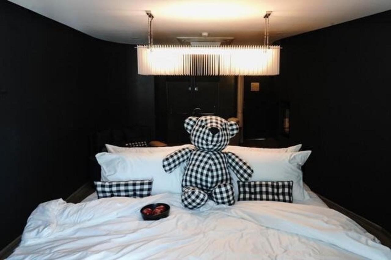 Foto Hotel Phuket Beachfront Dış mekan fotoğraf The Bear Suite