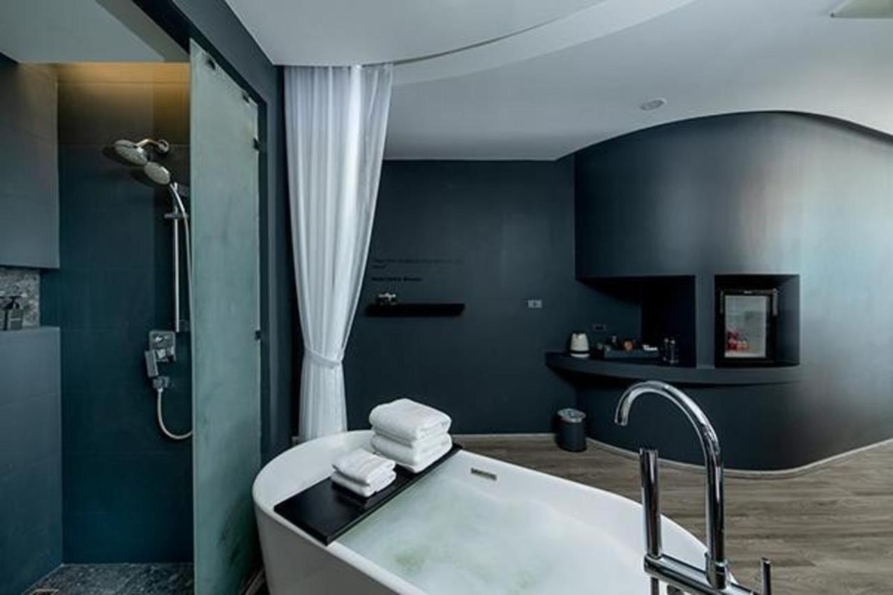 Foto Hotel Phuket Beachfront Dış mekan fotoğraf Bathroom