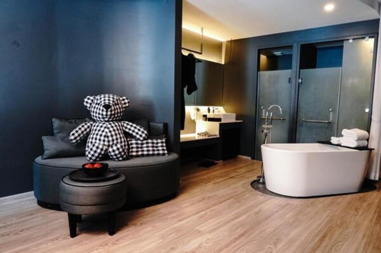 Foto Hotel Phuket Beachfront Dış mekan fotoğraf Bathroom