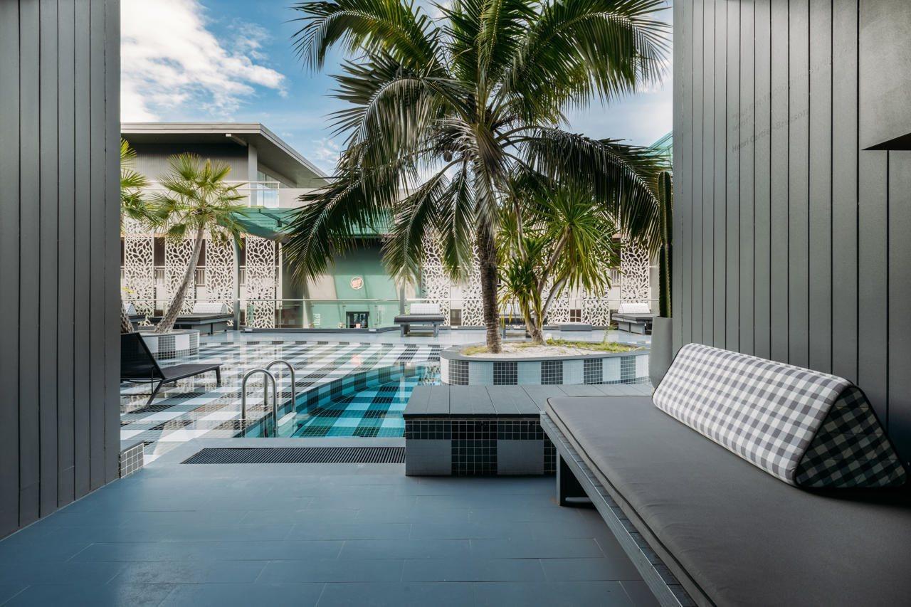 Foto Hotel Phuket Beachfront Dış mekan fotoğraf The swimming pool at the hotel