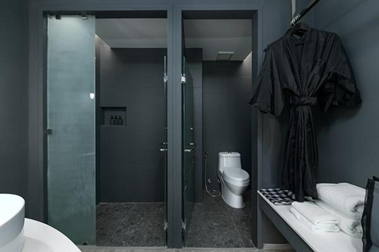 Foto Hotel Phuket Beachfront Dış mekan fotoğraf Bathroom