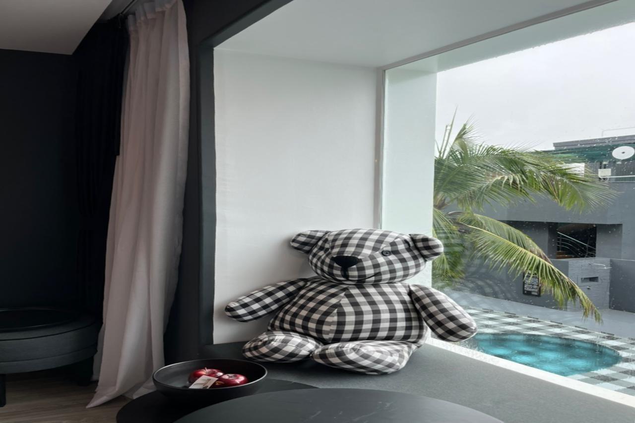 Foto Hotel Phuket Beachfront Dış mekan fotoğraf A window seat