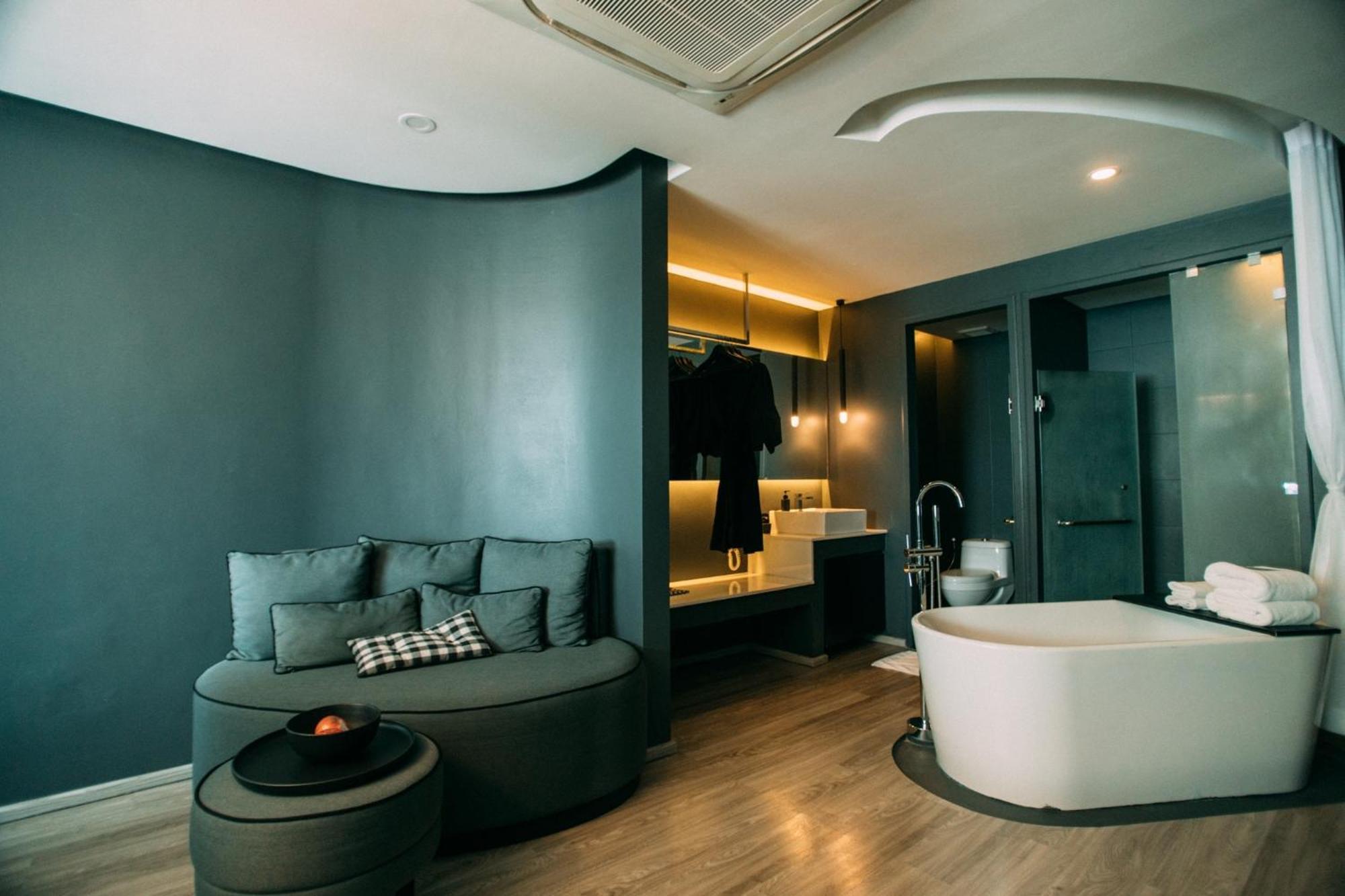 Foto Hotel Phuket Beachfront Dış mekan fotoğraf A bathroom at the hotel