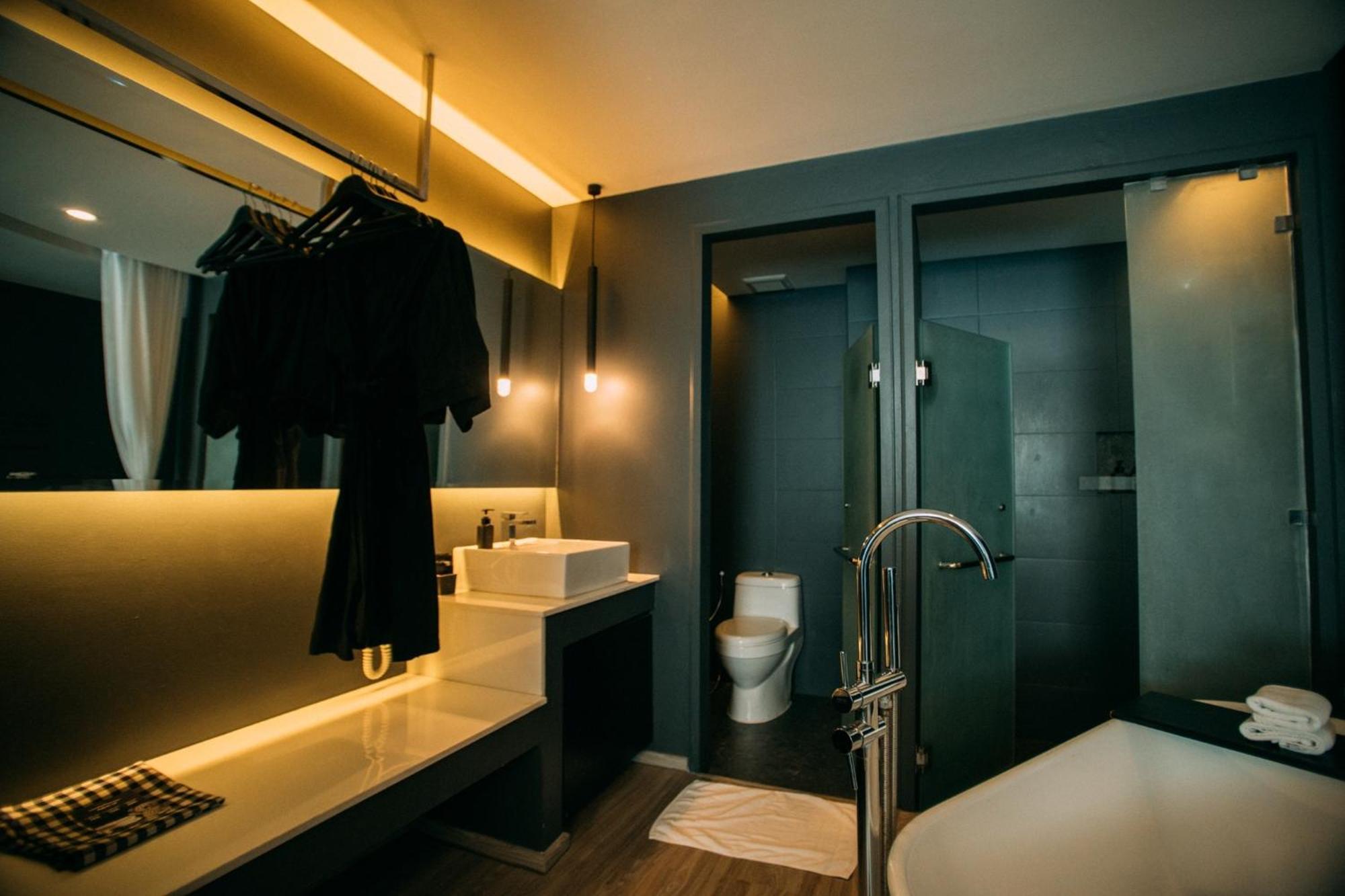 Foto Hotel Phuket Beachfront Dış mekan fotoğraf Bathroom