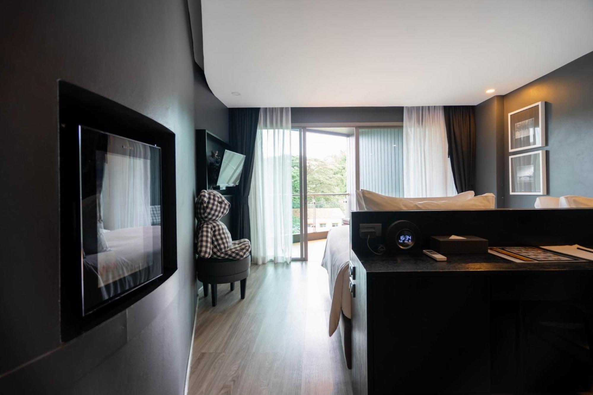 Foto Hotel Phuket Beachfront Dış mekan fotoğraf A room at the hotel