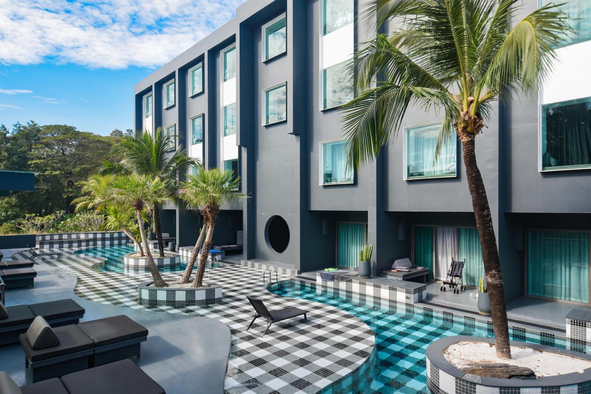 Foto Hotel Phuket Beachfront Dış mekan fotoğraf The hotel's pool